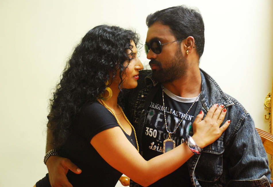 Kalla Parunthu Tamil Movie Trailer Review Stills
