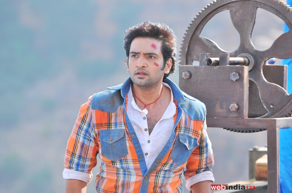 Vallavanukku Pullum Aayudham Tamil Movie Trailer | Review ...