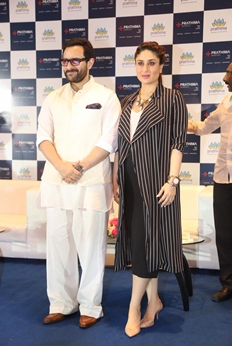 Saif Ali Khan & Kareena Kapoor at Prathima Hospital - photos