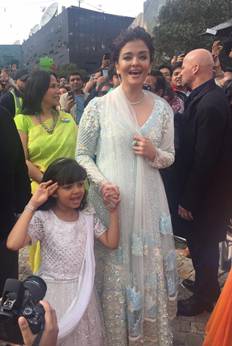 Aishwarya and her daughter Aaradhya hoist indian flag in Melbourne